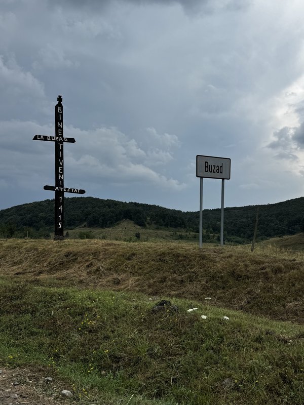 Buzad - intrarea in localitate
